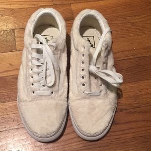 NEW VANS WOMEN’S FAUX FUR OLD SKOOL SNEAKERS 8